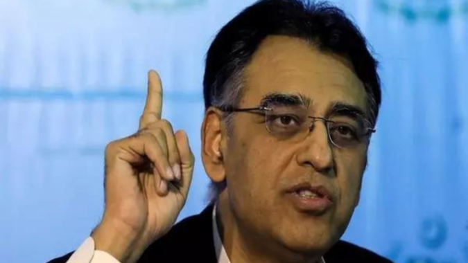 Khan: Pakistan political unrest continues: Imran Khan's aide Asad Umar arrested from court premises