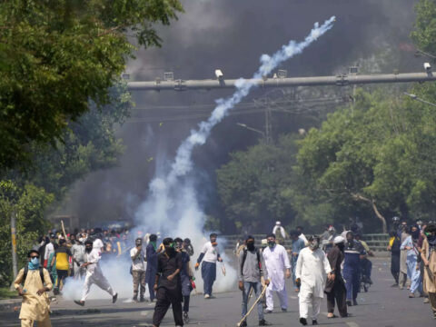 Pakistan’s deepening political crisis douses hopes for IMF relief