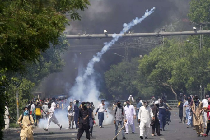 Pakistan’s deepening political crisis douses hopes for IMF relief