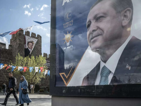 Tayyip Erdogan leads prayers on eve of fight for political life