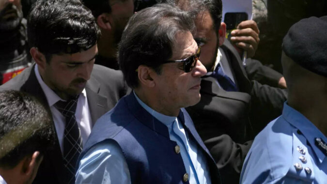 Government supporters call for Pakistani chief justice to quit over releasing ex-PM Imran Khan