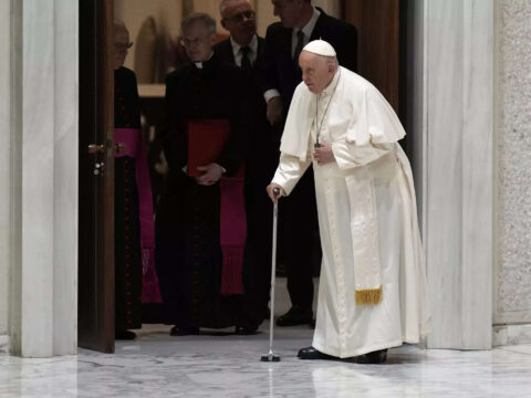 Pope calls for rival Sudanese parties to lay down arms