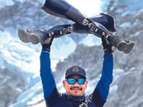 Army vet makes history as first double above-knee amputee to scale Everest