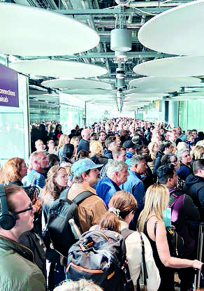 Travellers to UK face long wait as glitch shuts e-gates