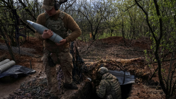 Trench-digging Ukrainian troops targeted by Russian strikes