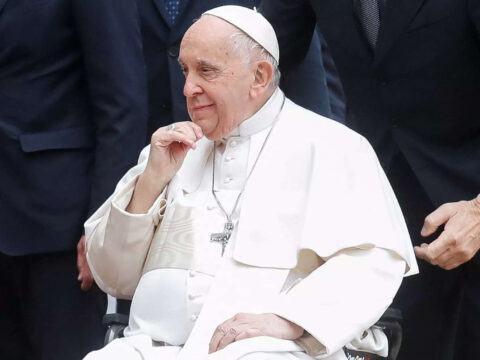 Pope Francis urges Hungarians to 'open doors' to migrants