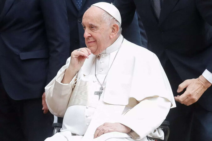 Pope Francis urges Hungarians to 'open doors' to migrants