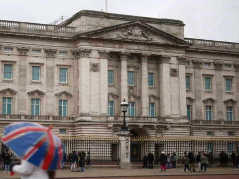 London police arrest man outside Buckingham Palace