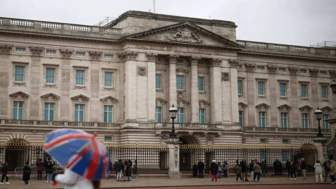 London police arrest man outside Buckingham Palace