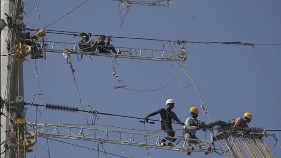 Under the scheme, the Centre incentivises power sector reforms by permitting additional borrowing to encourage and support states to undertake reforms of the power sector. (HT File Photo/Sakib Ali)