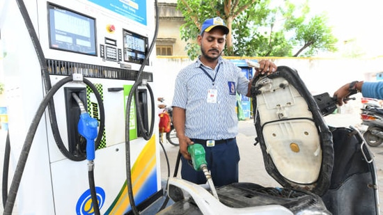 Petrol, diesel prices: Petrol in the national capital Delhi was retailing <span class=