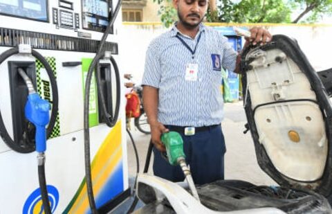 Petrol, diesel prices: Petrol in the national capital Delhi was retailing <span class=