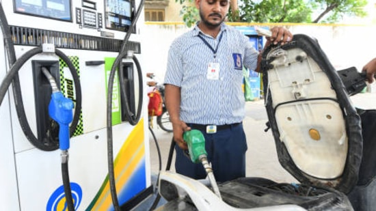 Petrol, diesel prices: Petrol in the national capital Delhi was retailing <span class=