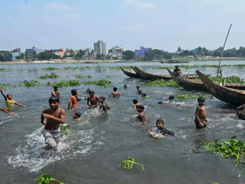 Heatwave in Bangladesh leads to school closures, power cuts