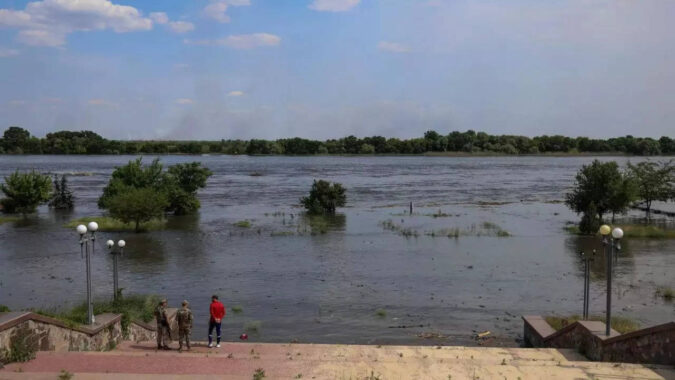 Ukraine: Flood waters engulf homes in Ukraine as people flee