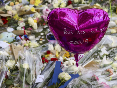 French town to pay tribute to those who chased off knife attacker