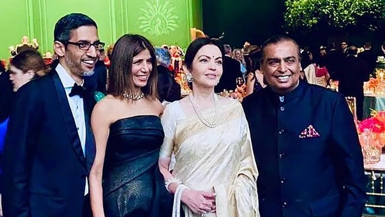 Reliance Industries Chairman Mukesh Ambani and Reliance Foundation Chairperson Nita Ambani with Alphabet CEO Sunder Pichai with his wife Anjali Pichai during the State Dinner hosted by the US President Joe Biden and First Lady Jill Biden in honour of Prime Minister Narendra Modi, at the White House in Washington.(PTI)