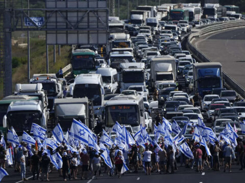 Thousands of Israeli protesters descend on airport in anger over Netanyahu plan