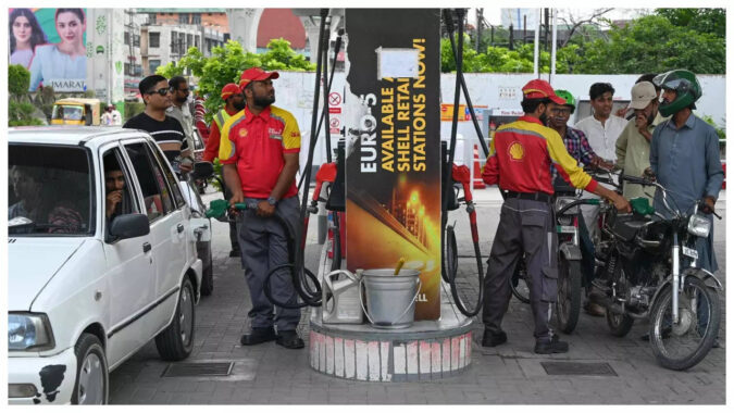 Pakistan Petrol Dealers: Petroleum dealers in Pakistan threaten nationwide strike from Saturday after govt fails to increase profit margins