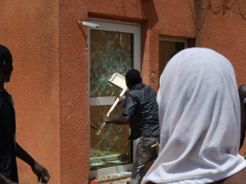 Niger: French embassy in Niger attacked as protesters waving Russian flags march through capital