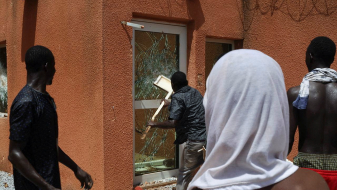 Niger: French embassy in Niger attacked as protesters waving Russian flags march through capital