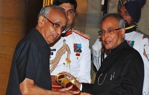 President Pranab Mukherjee presenting Padma Bhushan to Ramamurthy Thyagarajan at Rashtrapati Bhavan in New Delhi.(UNI)