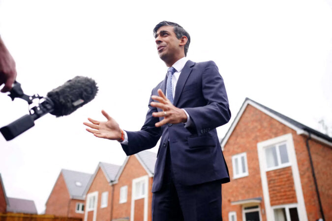 Rishi Sunak: Protesters drape home of UK PM Sunak in black fabric over energy policy