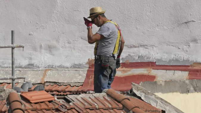 Wildfires: Temperatures soar in Iberia as wildfires force the evacuation of 1,400 in Portugal