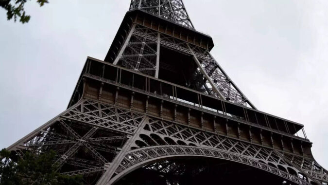 Security alert prompts Eiffel Tower evacuation