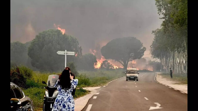 Fire destroys campsite and 500 hectares in south of France