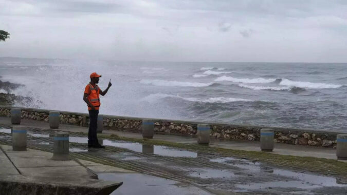 Franklin: Tropical storm Franklin lashes Dominican Republic