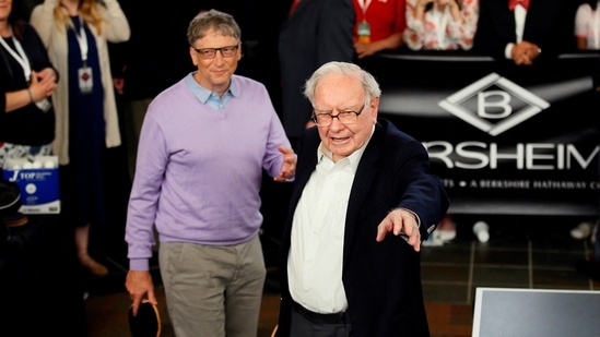 Berkshire Hathaway CEO Warren Buffett (R) talks to Microsoft founder Bill Gates as they play Bridge during the Berkshire Hathaway annual meeting weekend.(Reuters)