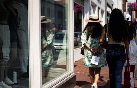 US recession: Shoppers in the Georgetown neighborhood of Washington, DC.(Bloomberg)