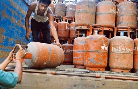 LPG Price hike: The rate of commercial LPG 19-kg cylinder has been raised by <span class=