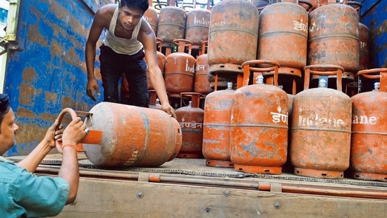 LPG Price hike: The rate of commercial LPG 19-kg cylinder has been raised by <span class=