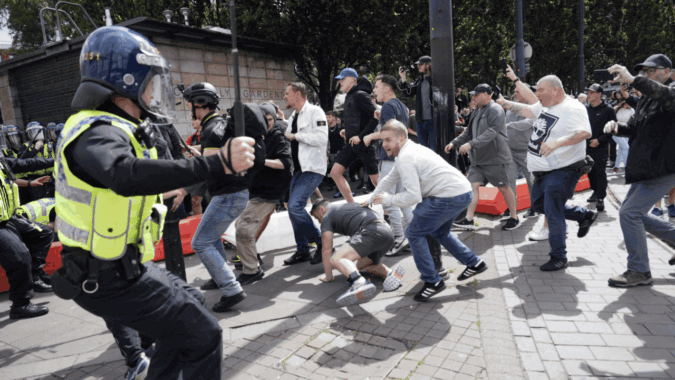 UK violence: Why immigrants and Muslims are being attacked by far-right group