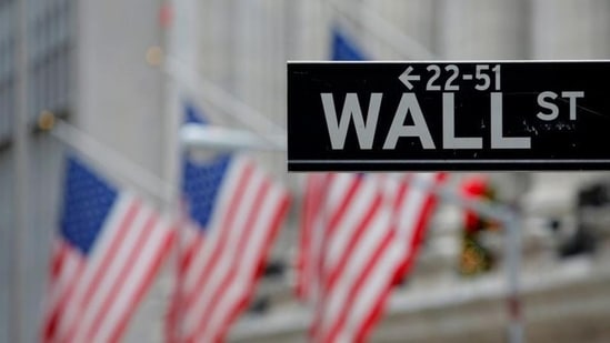 US stock market plunges and bond yields fall due to recession fears (Reuters)