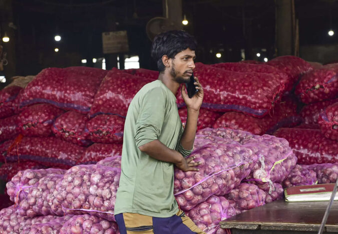 RBI research says onion farmers get 36% of consumers' spend, pitches for futures trading, pvt mandis