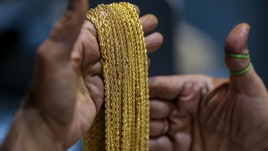 Gold necklaces at a Umedmal Tilokchand (U.T) Zaveri jewelry store at Zaveri Bazaar ahead of the festival of Dhanteras in Mumbai, India, on Friday, Oct. 17, 2025 (Bloomberg)