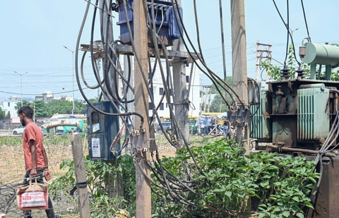 A transformer in Uttar Pradesh. The demand for electricity in India's most populous state has more than doubled in the past decade to a peak of more than 30,000 MW. (Parveen Kumar/HT)