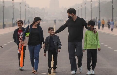 Delhiites Share Their One Habit to Change Air Pollution| Business News Gram it: To mask up or not? As Air Quality Index (AQI) remains in the ‘very poor’ category, here's how some visitors wear face masks while walking through smog near Rashtrapati Bhavan that's barely visible from the Kartavya Path. (Photo: Naveen Sharma/ANI )