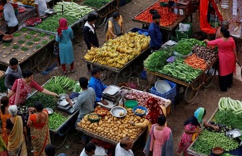 FILE PHOTO: Customers buy fruit and vegetables at an open air evening market in Ahmedabad, India, August 21, 2023. REUTERS/Amit Dave/File Photo (REUTERS)