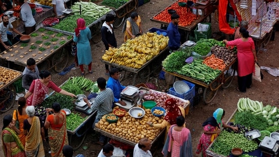 FILE PHOTO: Customers buy fruit and vegetables at an open air evening market in Ahmedabad, India, August 21, 2023. REUTERS/Amit Dave/File Photo (REUTERS)