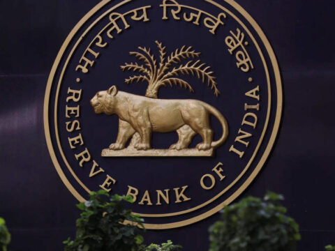 RBI continues to build forex reserves which rose to $696 billion
