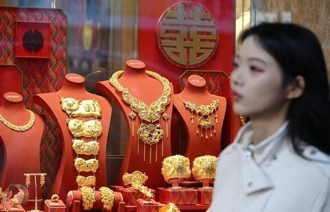 The price of safe-haven asset gold surpassed 5,000 USD, hitting a record amid rising global uncertainty. (AFP)
