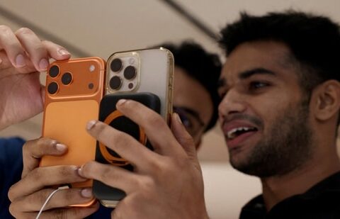 Apple to revamp Siri as a built-in iPhone, Mac AI chatbot to fend off OpenAI| Business News Apple and Google are discussing hosting the AI chatbot directly on Google servers running tensor processing units. (Reuters)