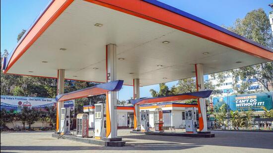 Refiners are currently earning gains of approximately  ₹12 per litre on petrol and  ₹10 per litre on diesel after international crude oil prices slumped, especially since it fell under $70 a barrel in August, according to analysts.l (ANI)