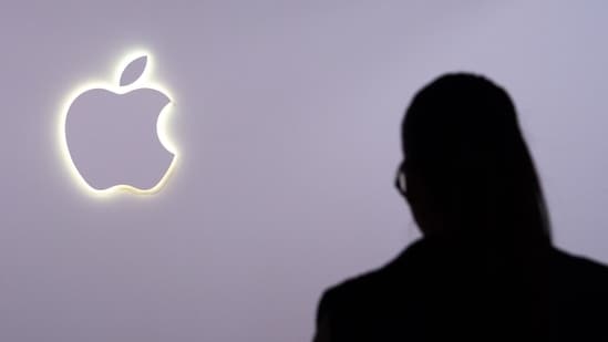 Unlike the current Smartphone PLI scheme which ends on 31 March 2026 and is primarily focused on incremental domestic output, the new plan explicitly ties benefits to exports and localisation. (Bloomberg)