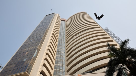 Market experts noted that despite the recovery, uncertainty continues to weigh on investor sentiment. (REUTERS/File)