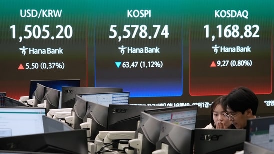 US dollar wraps up best month since 2022 as Iran war upends energy markets| Business News Currency traders watch monitors near a screen showing the Korea Composite Stock Price Index (KOSPI), top center, and the foreign exchange rate between U.S. dollar and South Korean won, top left, at the foreign exchange dealing room of the Hana Bank headquarters in Seoul, South Korea, Thursday, March 26, 2026. (AP Photo/Ahn Young-joon) (AP)